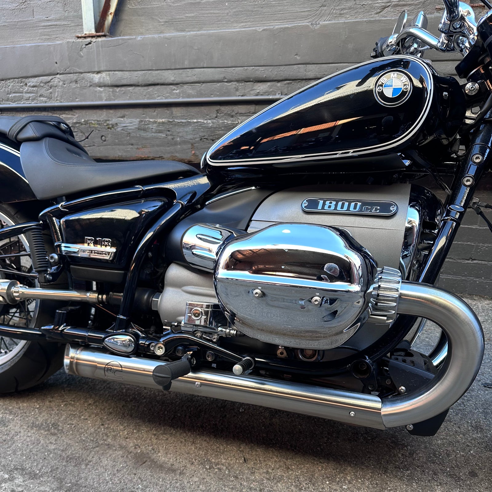 BMW R18 “Strawberry Bombs” slip on system