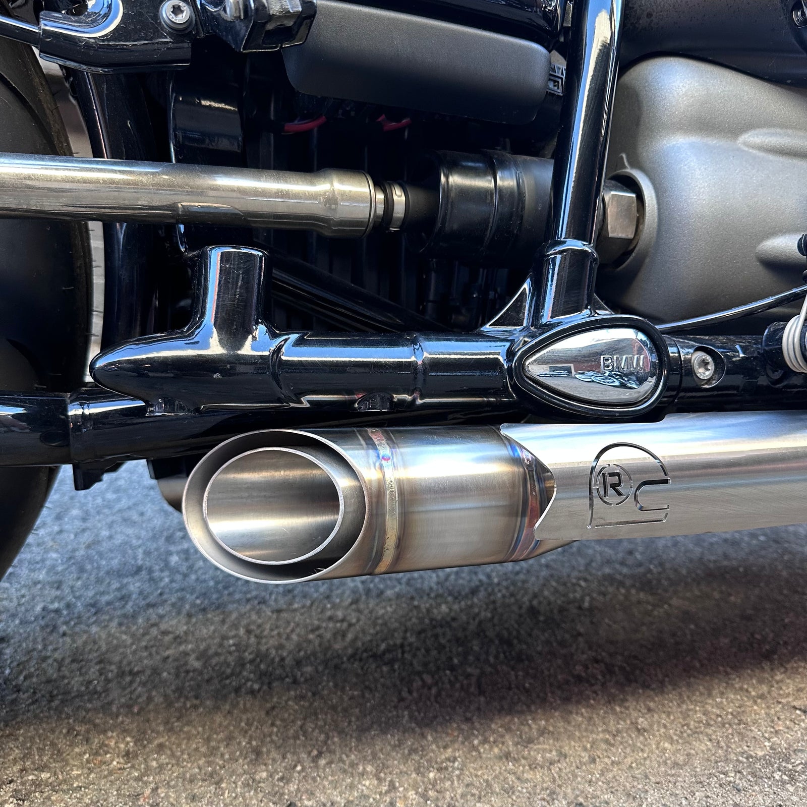 BMW R18 “Strawberry Bombs” slip on system
