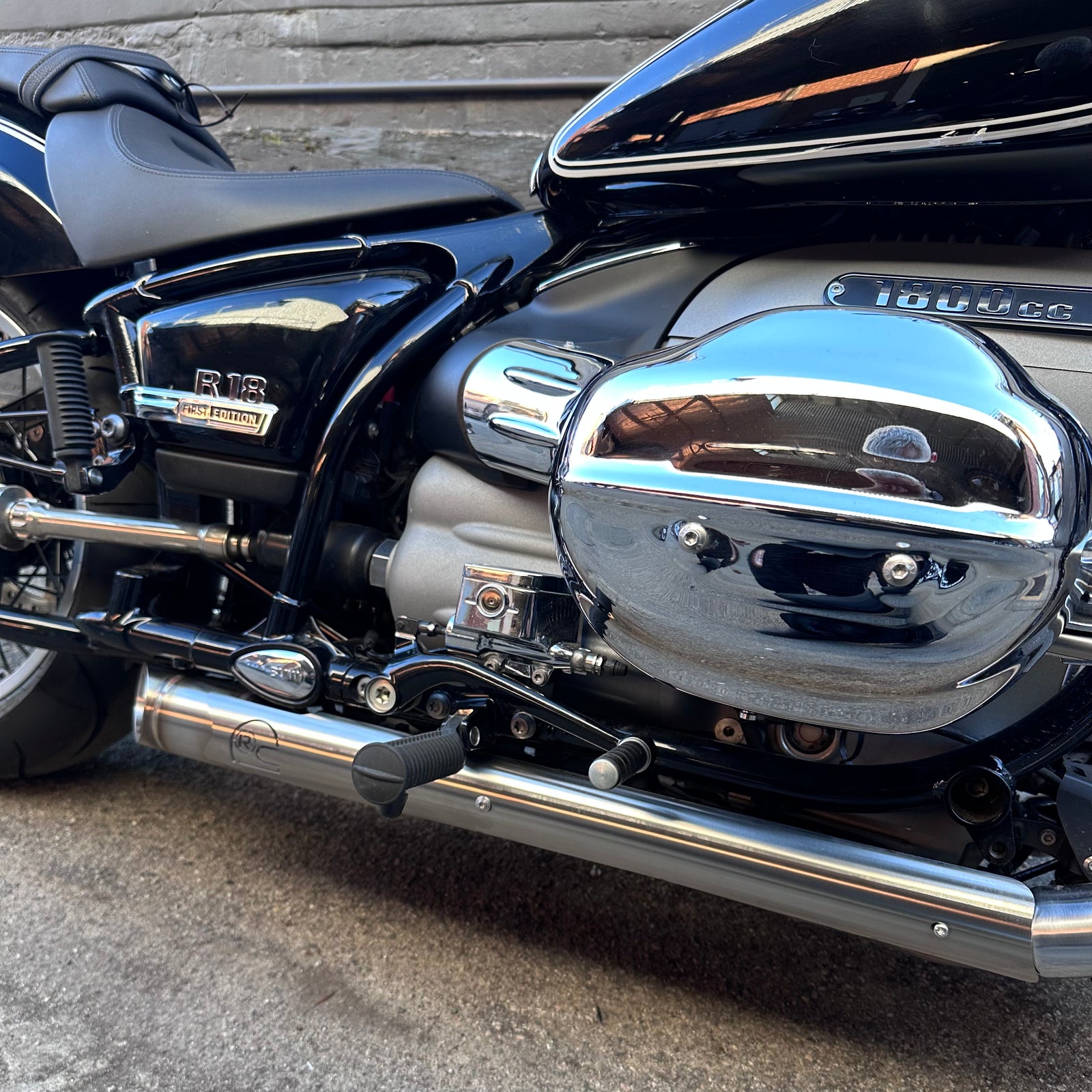 BMW R18 “Strawberry Bombs” slip on system