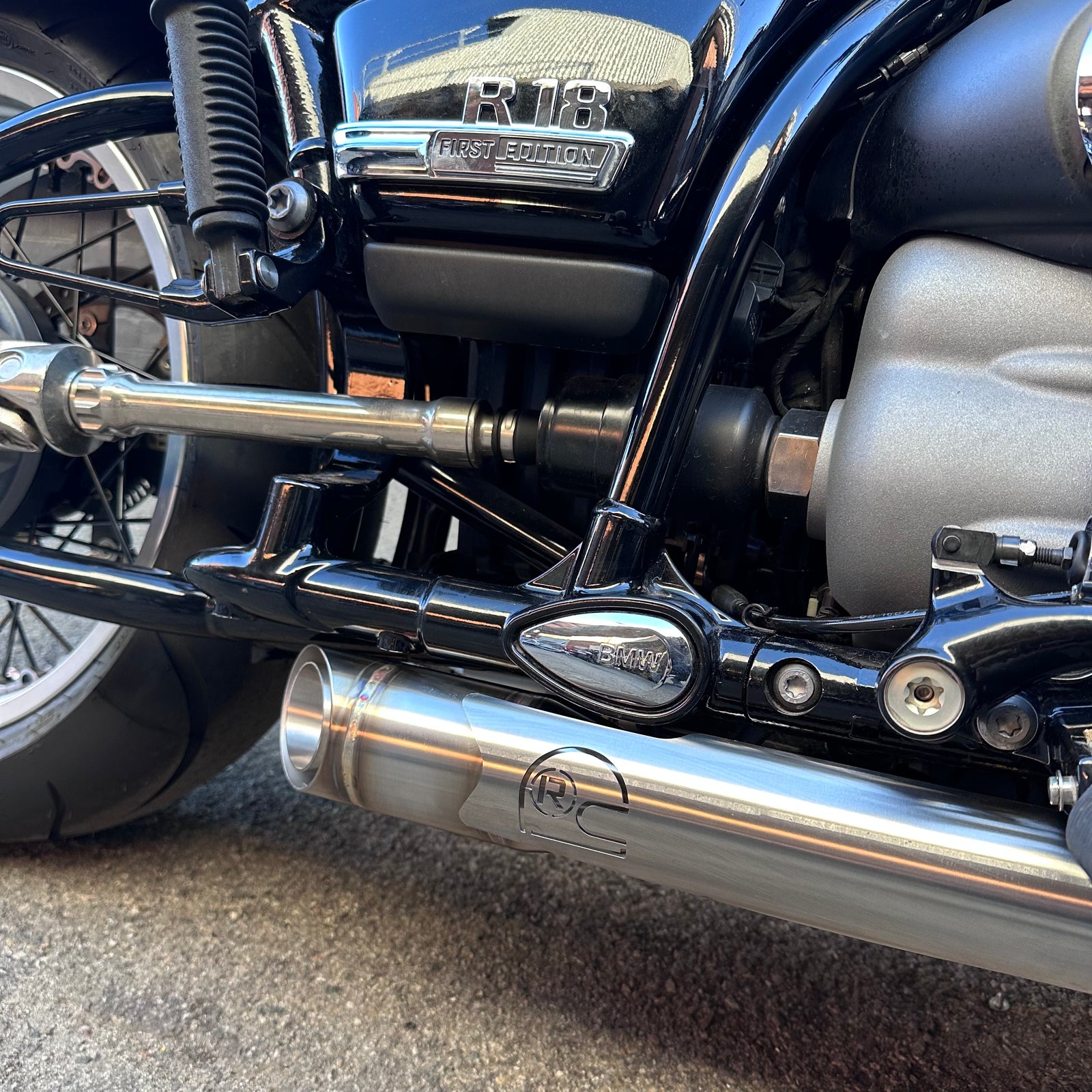 BMW R18 “Strawberry Bombs” slip on system