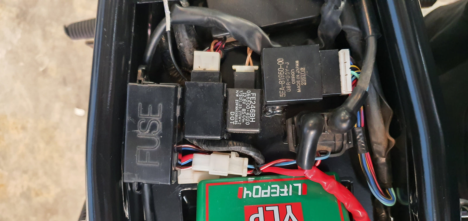 Yamaha XJR battery tray