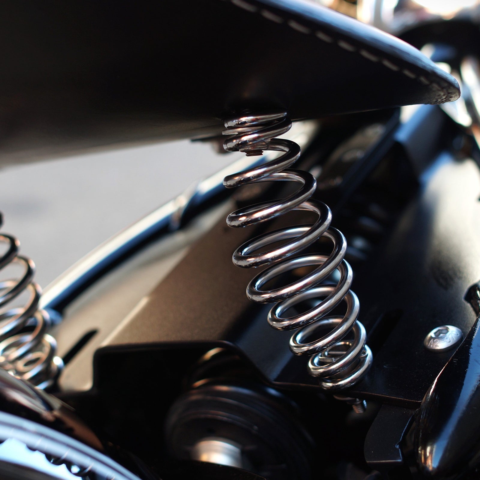 BMW R18 bobber kit spring seat rogue motorcycles