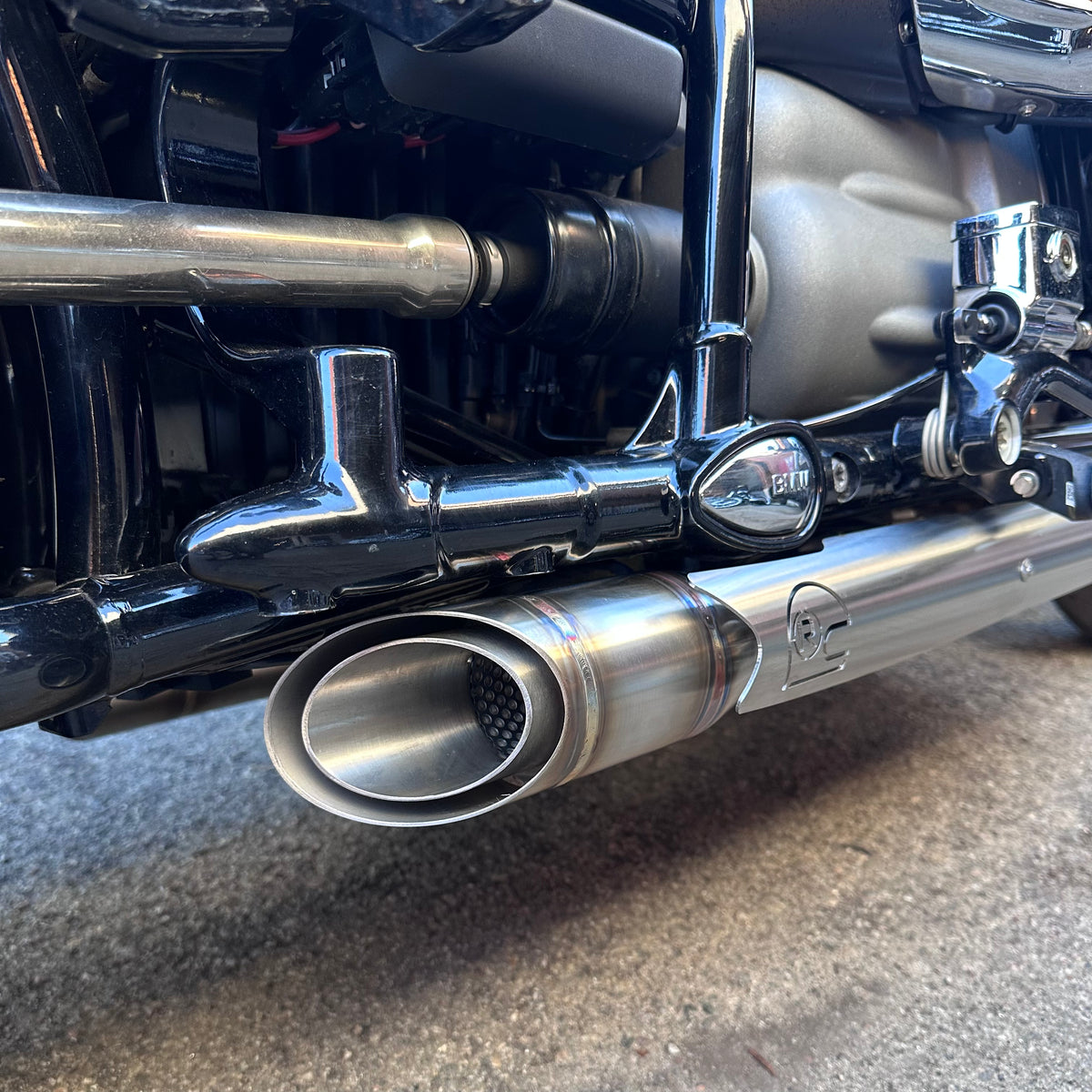 BMW R18 “Strawberry Bombs” slip on system