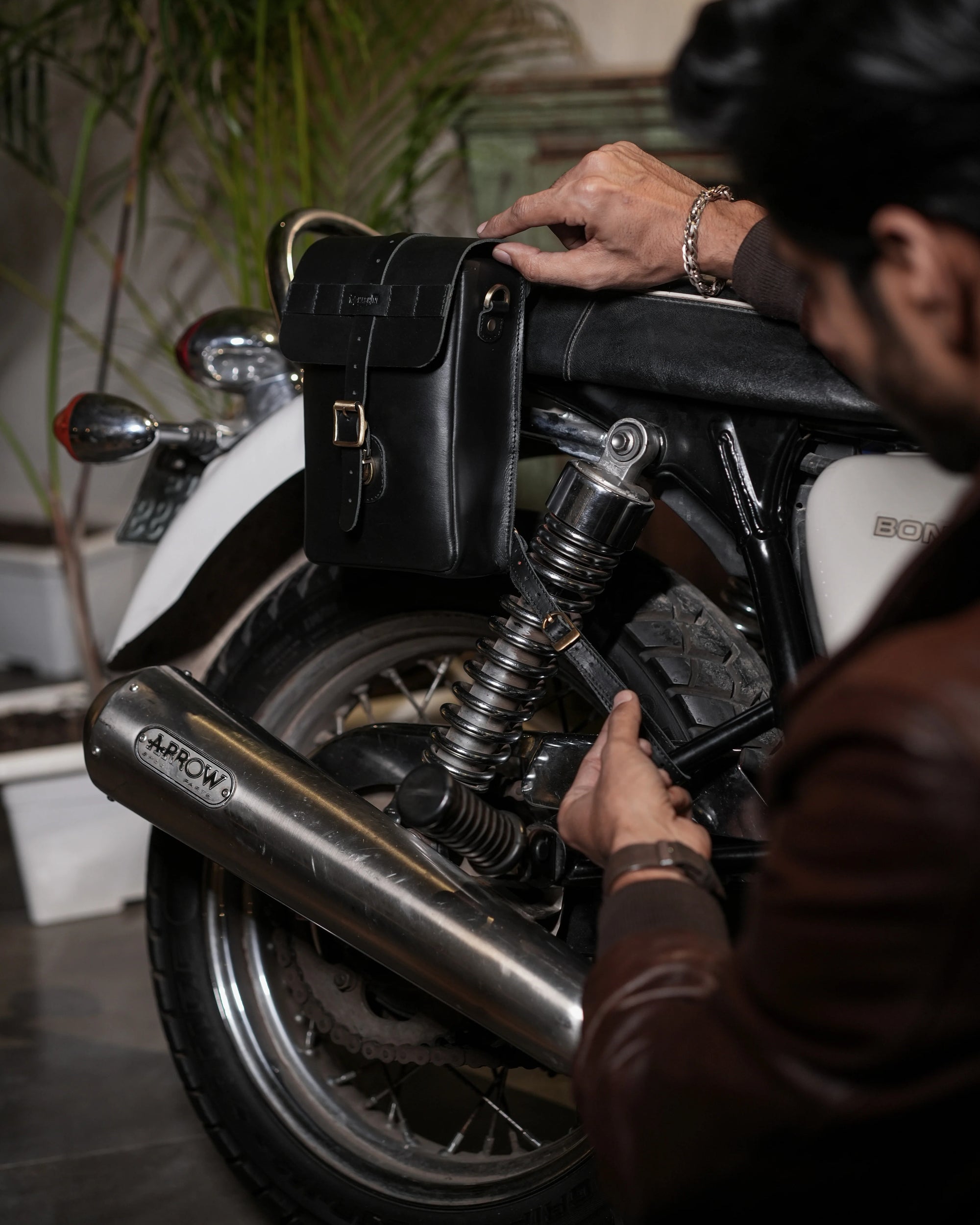 MOTO SLING BAG