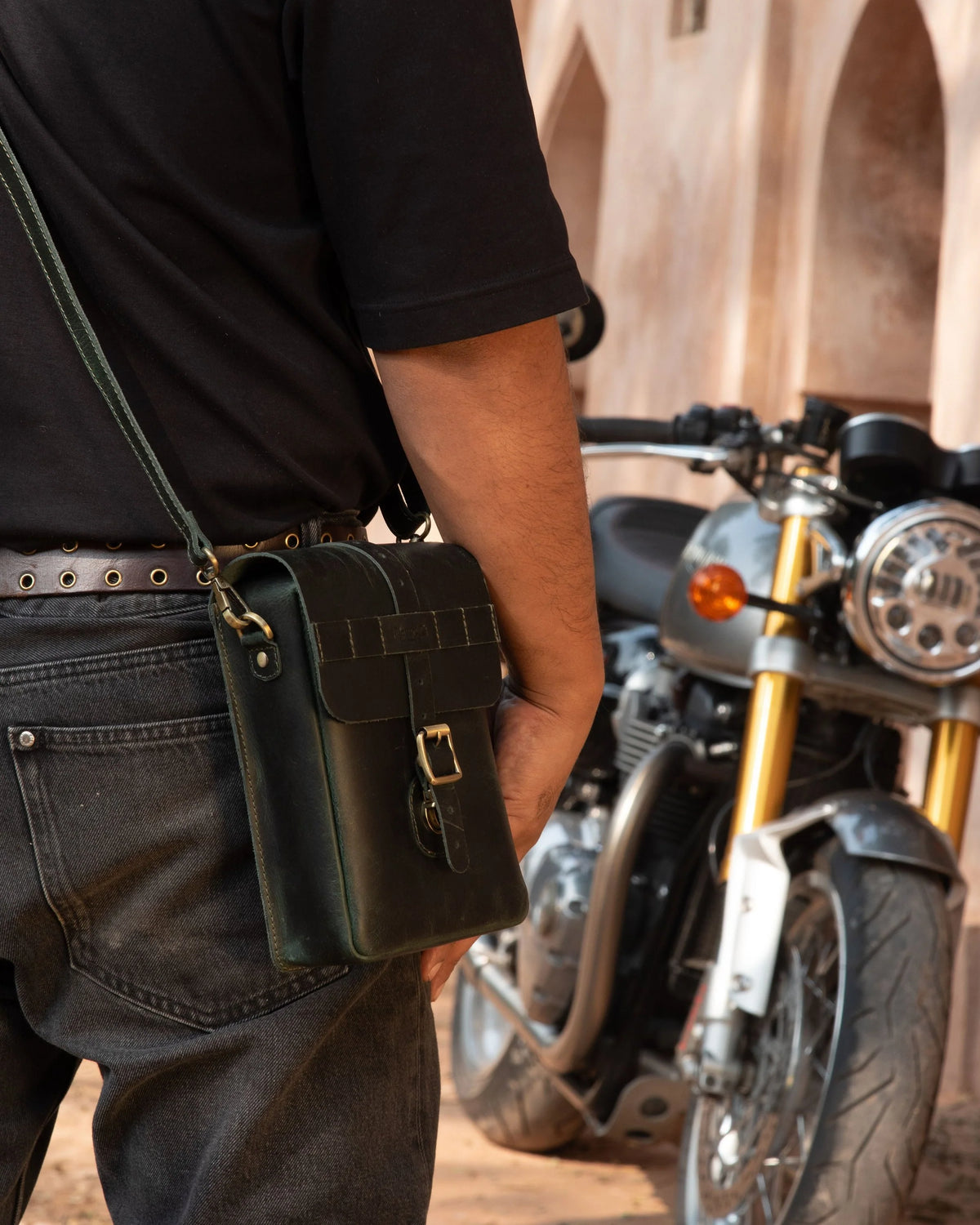 MOTO SLING BAG