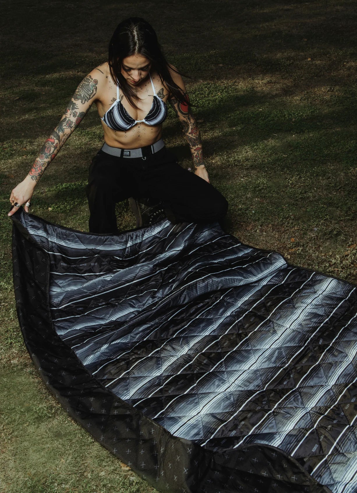 BLACK SERAPE ADVENTURE BLANKET