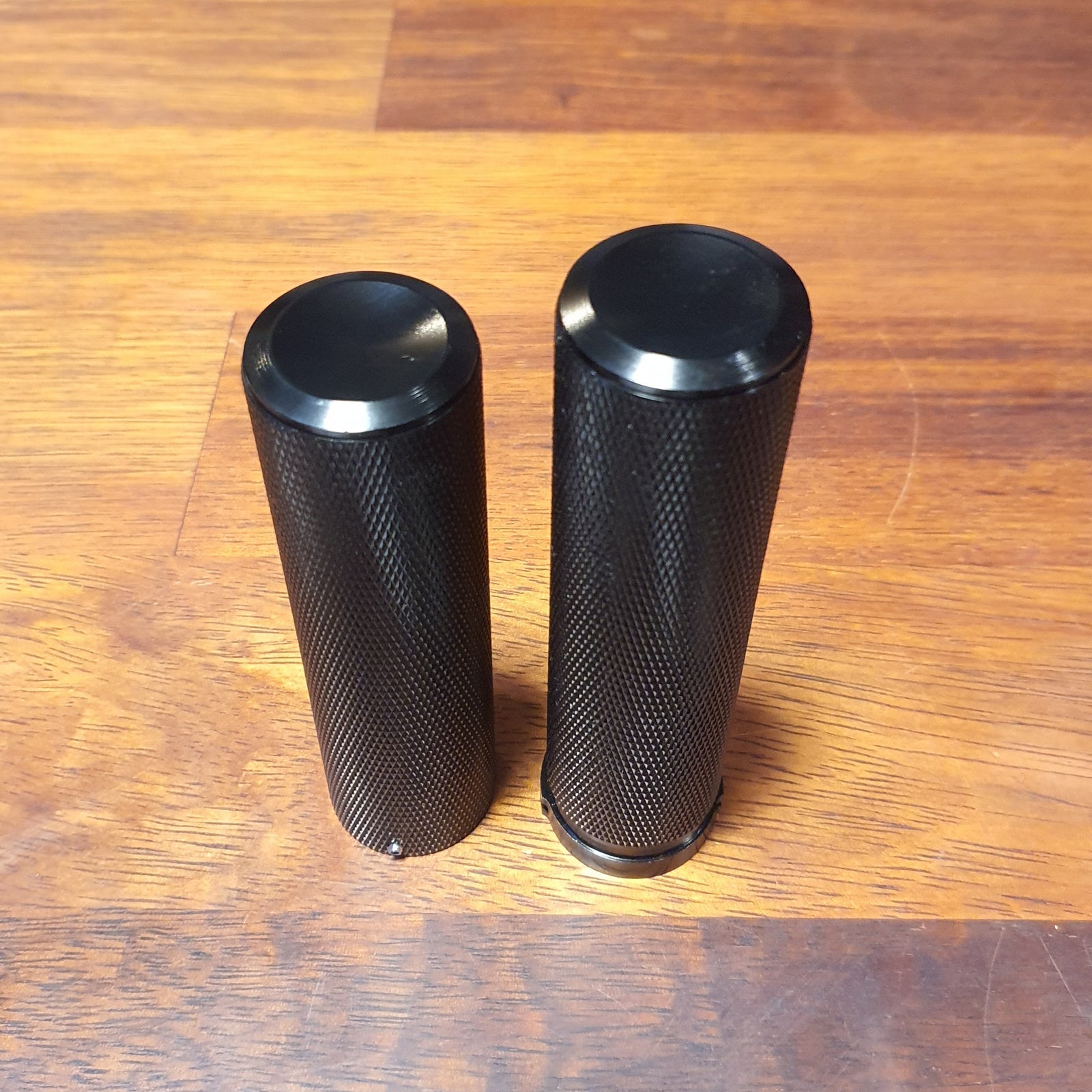 Yamaha XVS650 V-star 1" black anodised aluminium grips - knurled