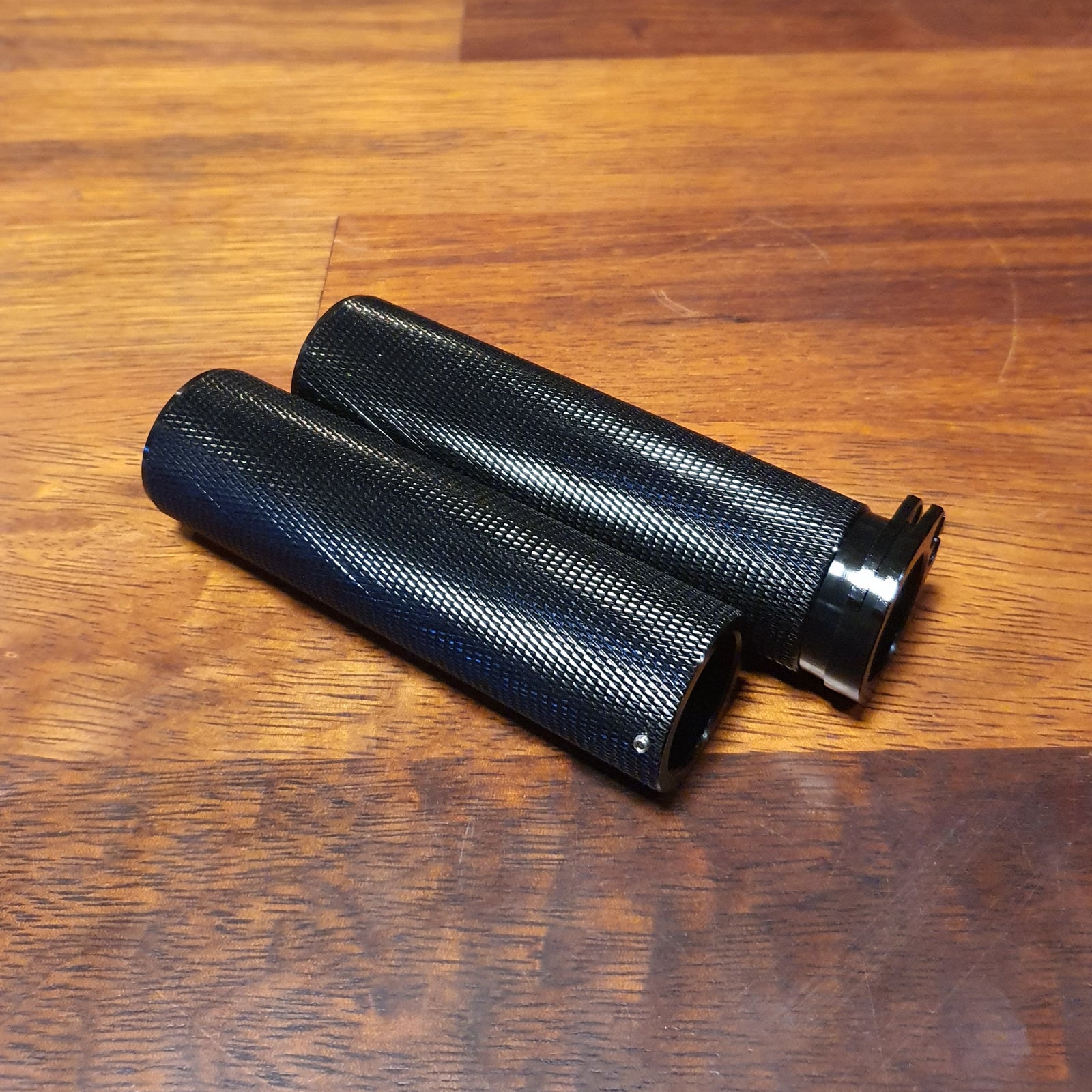 Yamaha XVS650 V-star 1" black anodised aluminium grips - knurled
